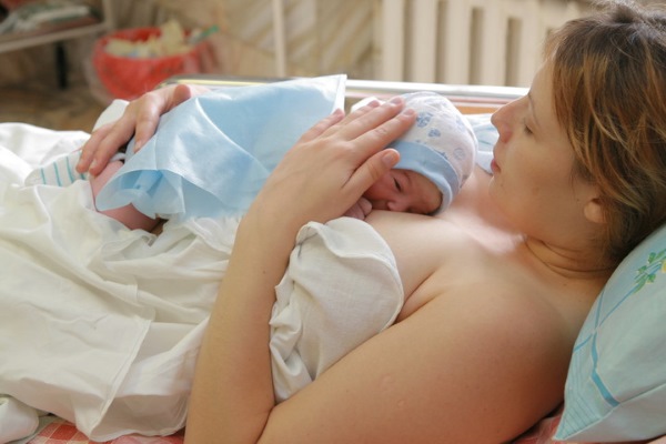 Первое кормление новорожденного грудью