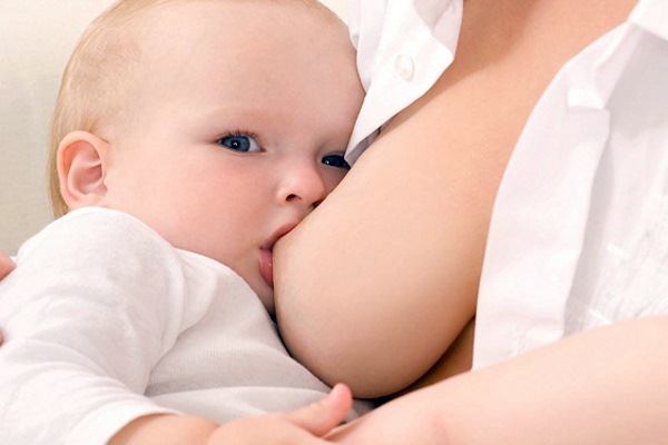 Младенец кушает грудное молоко