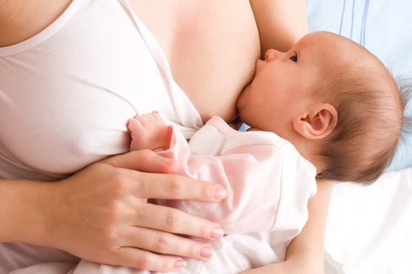 Как часто кормить новорожденного грудным молоком