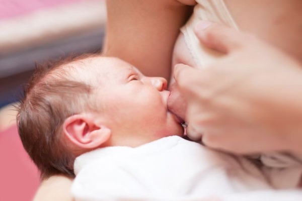 Кормление ребенка молозивом после родов