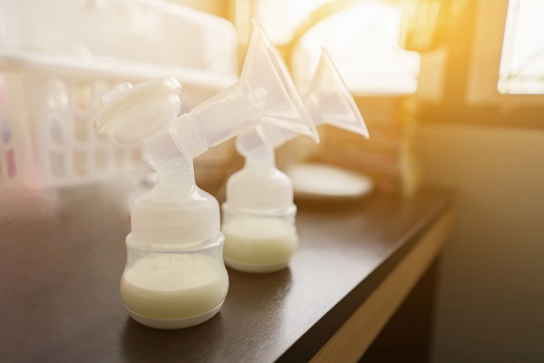 Особенности сцеживания молока молокоотсосом