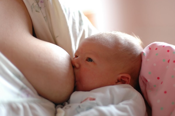Первое кормление ребенка грудью