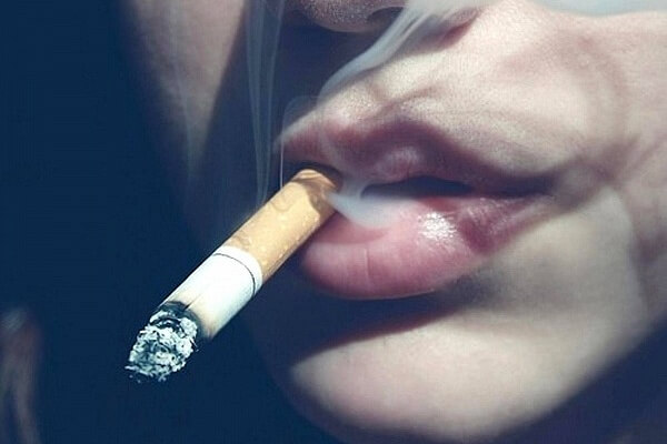 Девушка курит сигарету