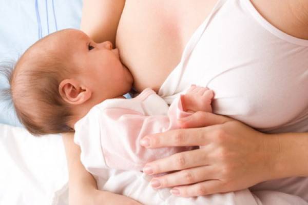 Новорожденный кушает грудное молоко