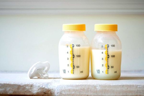 Молоко в детских бутылочках