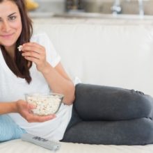 Попкорн для кормящей мамы: плюсы и минусы продукта при грудном вскармливании