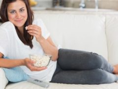 Попкорн для кормящей мамы: плюсы и минусы продукта при грудном вскармливании