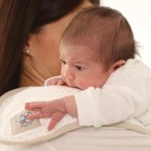 Ребенок плачет во время кормления материнским молоком: причины и варианты действий
