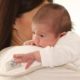 Ребенок плачет во время кормления материнским молоком: причины и варианты действий
