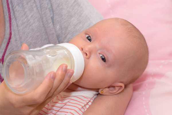 Кормление новорожденного из бутылочки